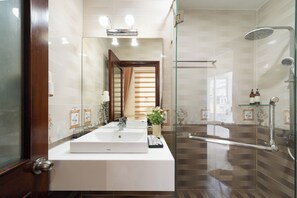 VIP Room, with View | Bathroom | Shower, rainfall showerhead, free toiletries, hair dryer - Bella VT Hotel - Bai Sau Vung Tau (Ho Chi Minh City)