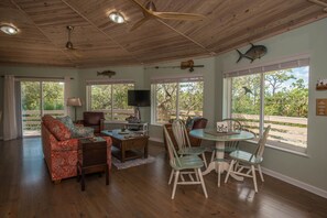 Smart TV, libros y videoteca 