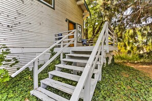 Exterior - Cozy Studio Near Hiking & Skiing, Walk to Downtown (Mount Shasta)