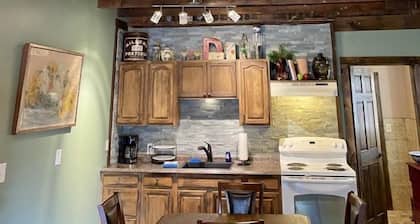 ** NEW ** Remodeled 1 makuuhuone / 1 kylpyhuone toisessa kerroksessa, vuoren kannella