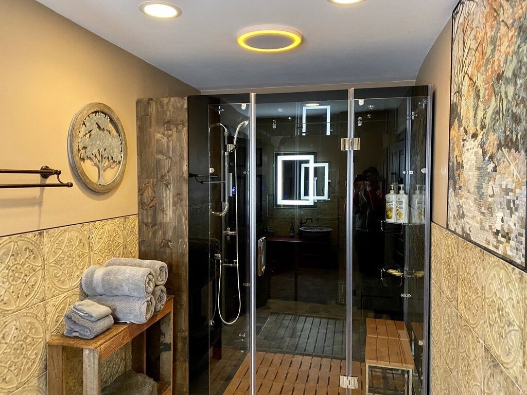 Shower, hair dryer, heated floors, towels