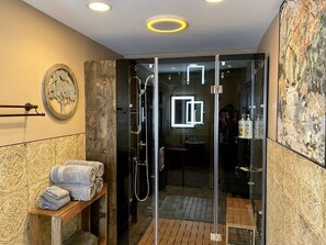 Ducha, secador de pelo, piso con calefacción en el baño, toallas