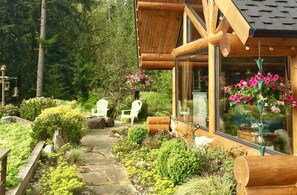 Property grounds - Romantic LOG CABIN on Stilly River w/ Hot tub! Setup for 2 people only (Arlington)