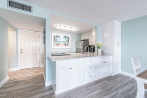 Jääkaappi, mikroaaltouuni, uuni, liesi