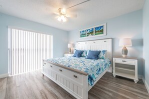 2 chambres, fer et planche à repasser, lit de bébé portatif