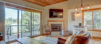 Fantastic Mt. Bachelor Villiage Escape, 10 min to Downtown & Old Mill, Deck, River Trails, Fireplace