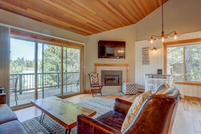 Fantastic Mt. Bachelor Villiage Escape, 10 min to Downtown & Old Mill, Deck, River Trails, Fireplace
