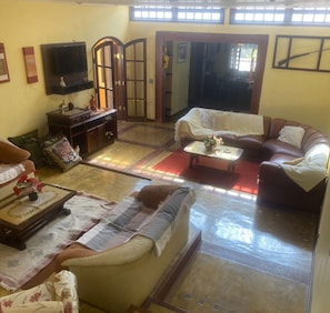 Smart TV, fireplace, DVD player, table football - Ludmila's Retreat | Complete country house with 6 suites, swimming pool and full leisure facilities. (mairipora)