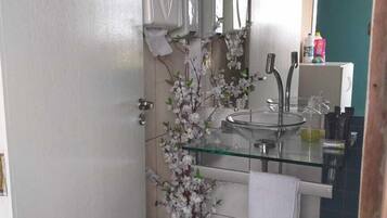 Secador de cabelo, toalhas de banho, sabonete, papel higiênico