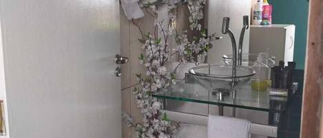 Een haardroger, handdoeken, zeep, toiletpapier