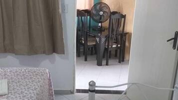 2 quartos, ferros/tábuas de passar roupa, acesso à internet