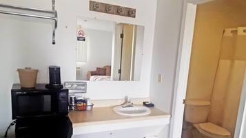Duschwanne, Regendusche, kostenlose Toilettenartikel, Haartrockner