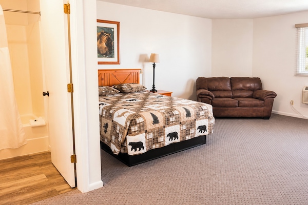 Room, 1 Queen Bed, Non Smoking, Refrigerator | Bathroom | Combined shower/tub, rainfall showerhead, free toiletries