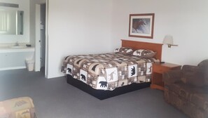 Room, 1 Queen Bed, Non Smoking, Refrigerator | Desk, laptop workspace, blackout drapes, iron/ironing board - Drop Tyne Lodge (Franklin)