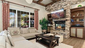 Smart-tv, een open haard, een dvd-speler en boeken