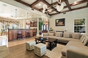 Smart TV, fireplace, DVD player, books - Relaxing Wine Country Estate w/BAR+SPA+POOL+BBQ+VBALL+SOCCER (Temecula)