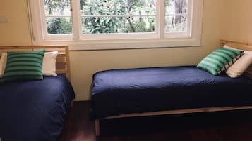 4 bedrooms, iron/ironing board, free WiFi, bed sheets