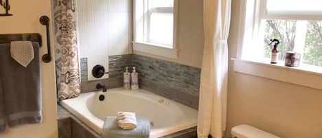 Ensemble baignoire-douche, séchoir à cheveux, serviettes fournies, savon