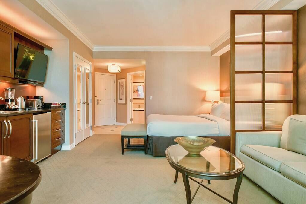 1 slaapkamer, een kluis op de kamer, een bureau