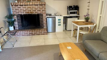 Una Smart TV, una chimenea, libros
