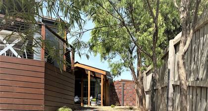 The Cosy Bungalow - very private, romantic haven.