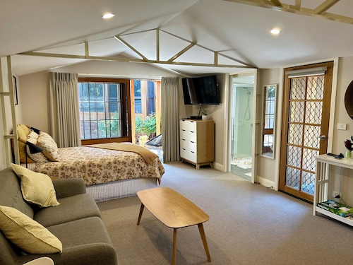 The Cosy Bungalow - very private, romantic haven.