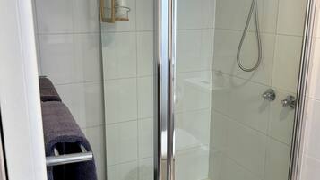 Regadera, secadora de cabello, toallas, jabón