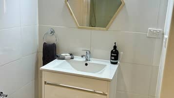 Dusche, Haartrockner, Handtücher, Seife