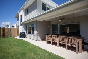 Outdoor dining - Beach holiday apartment (Mackay South)