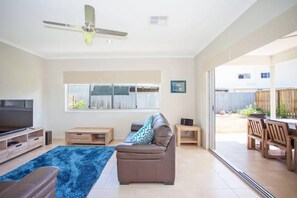 Télévision LCD, Netflix, lecteur de DVD, jouets