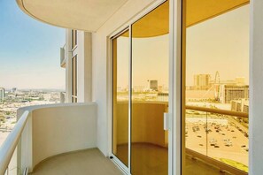 Property grounds - No Resort Fee ! Balcony Strip View Suite - Pool (Las Vegas)