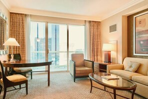 TV, offices - No Resort Fee ! Balcony Strip View Suite - Pool (Las Vegas)