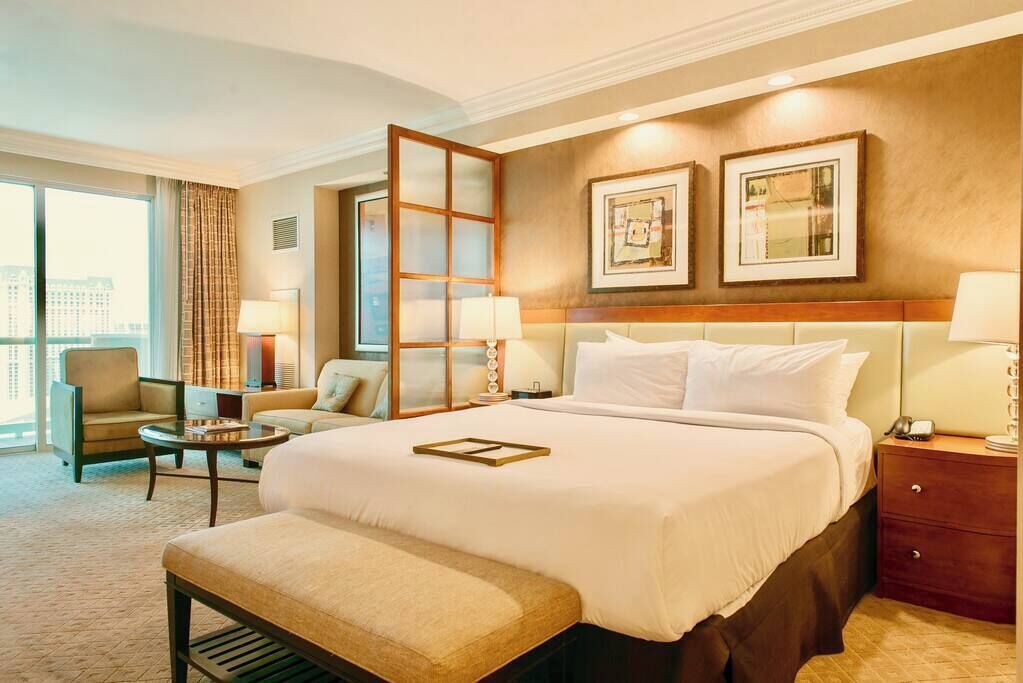 1 室のベッドルーム、セーフティボックス (室内)、デスク、アイロン / アイロン台