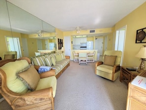 TV - Trendy Beachfront in prime Location.. (Marco Island)