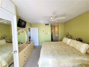 1 bedroom, iron/ironing board, free WiFi, bed sheets - Beachfront 1BR condo with heated pool, kitchen, WiFi, and king bed. (Marco Island)
