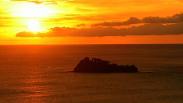 Beach nearby, sun loungers, beach towels