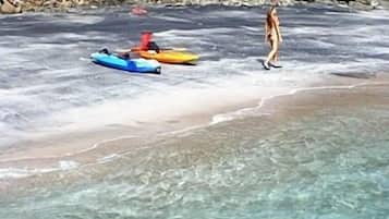 Playa en los alrededores, camastros y toallas de playa