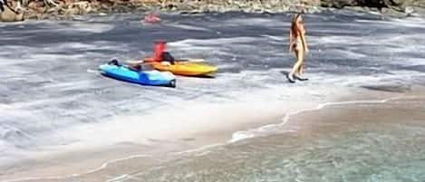 靠近海滩、沙滩椅、沙滩毛巾