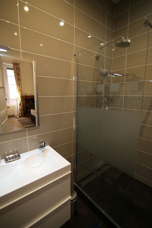 Dusche, Haartrockner, Handtücher, Seife