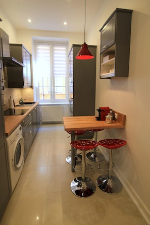 Réfrigérateur, four à micro-ondes, un four, surface de cuisson
