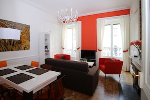 Téléviseur connecté, foyer, livres