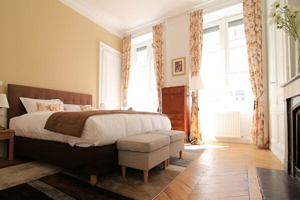 2 chambres, coffre-fort, bureau, fer et planche à repasser