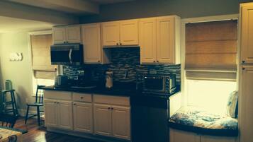 Een koelkast, een magnetron, een vaatwasser