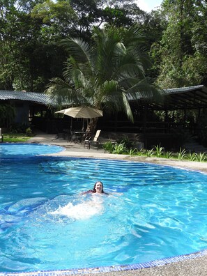 Una piscina al aire libre, una piscina climatizada