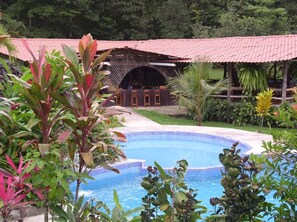 Una piscina al aire libre, una piscina climatizada