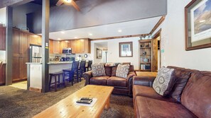Smart TV, fireplace, DVD player - Updated Upstairs Unit, Private Washer/Dryer, Outdoor Pool On-site (Mammoth Lakes)