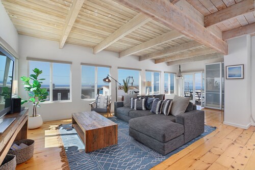 Panoramic Views from Malibu to Palos Verdes and Catalina. Short walk to Strand.