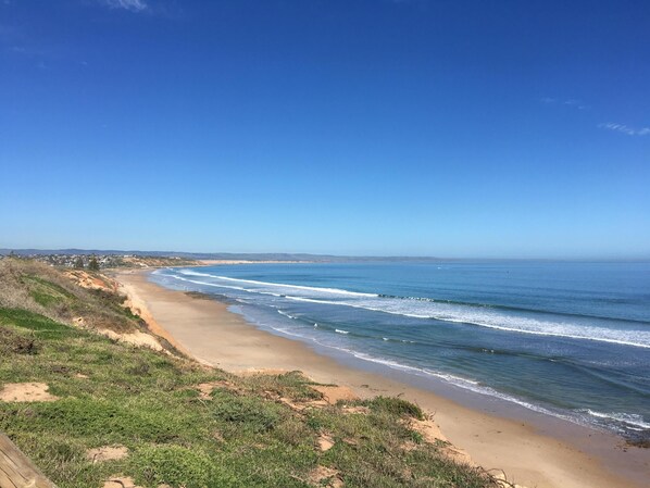 Playa en los alrededores y toallas de playa 