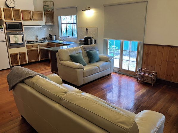 Smart TV, DVD player, video library - Peppercorn Cottage Echuca (Echuca)