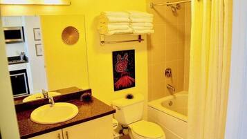 Bañera, secador de pelo, toallas, jabón